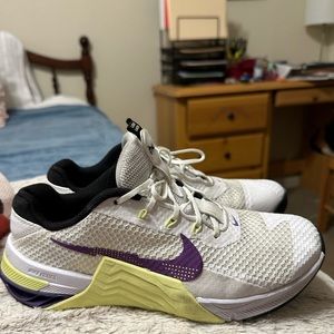 RARE COLOR Nike White and Purple Athletic Sneakers